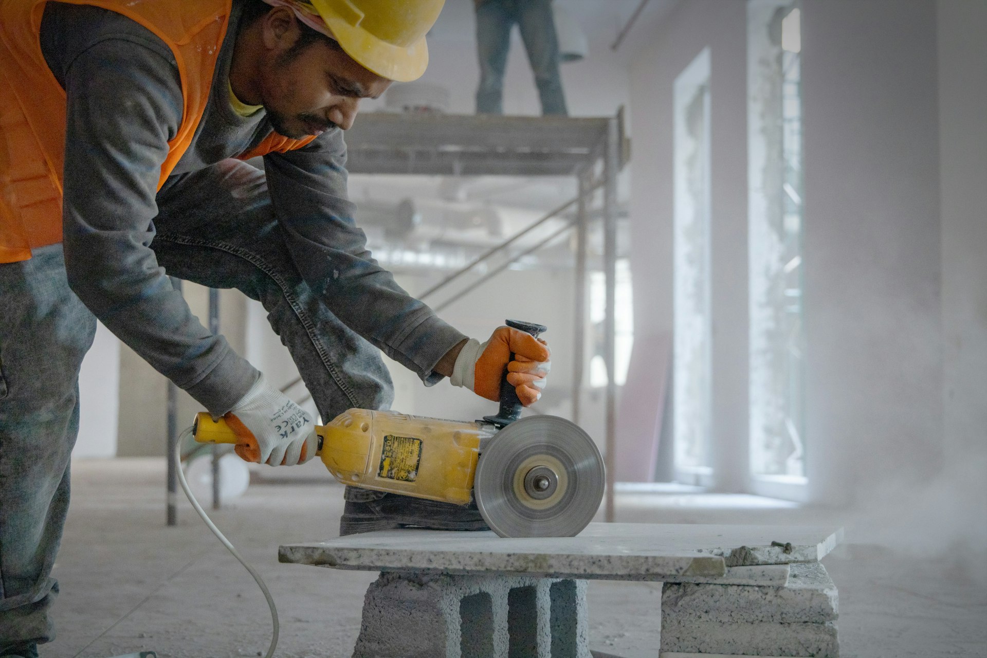 man die beton slijpt